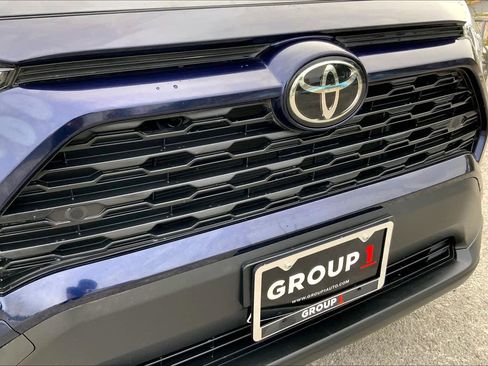 Used 2021 Toyota RAV4 XLE Premium image 28