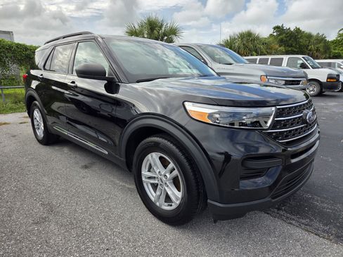 Used 2024 Ford Explorer XLT RWD image 2