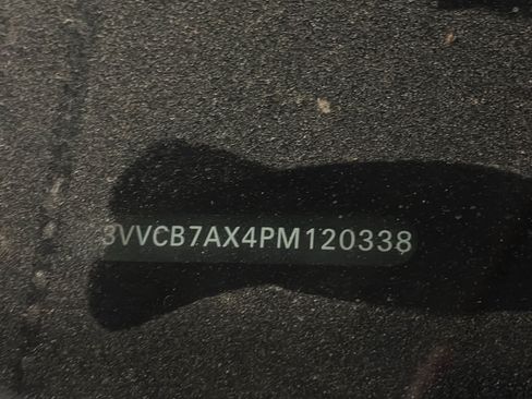 Used 2023 Volkswagen Tiguan SE R-Line FWD image 2