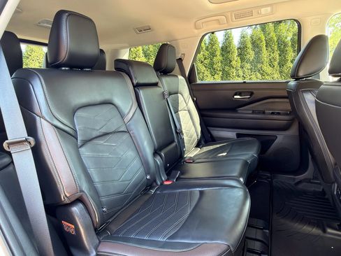 Certified 2024 Nissan Pathfinder Platinum w/ Black Appearance Package AWD/4WD image 19