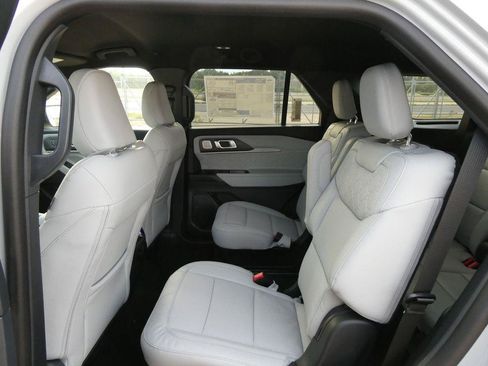 New 2027 Ford Explorer Platinum AWD/4WD image 13