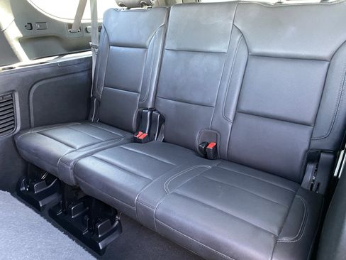 Used 2024 Chevrolet Suburban LT RWD image 16