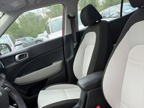 Used 2024 Hyundai Venue SEL FWD image 10