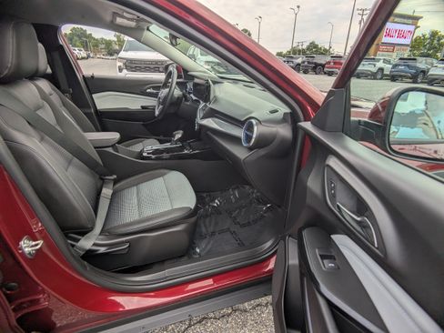Used 2025 Chevrolet Trax LT w/ LT Convenience Package FWD image 12