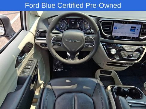 Used 2023 Chrysler Pacifica Touring-L FWD image 12