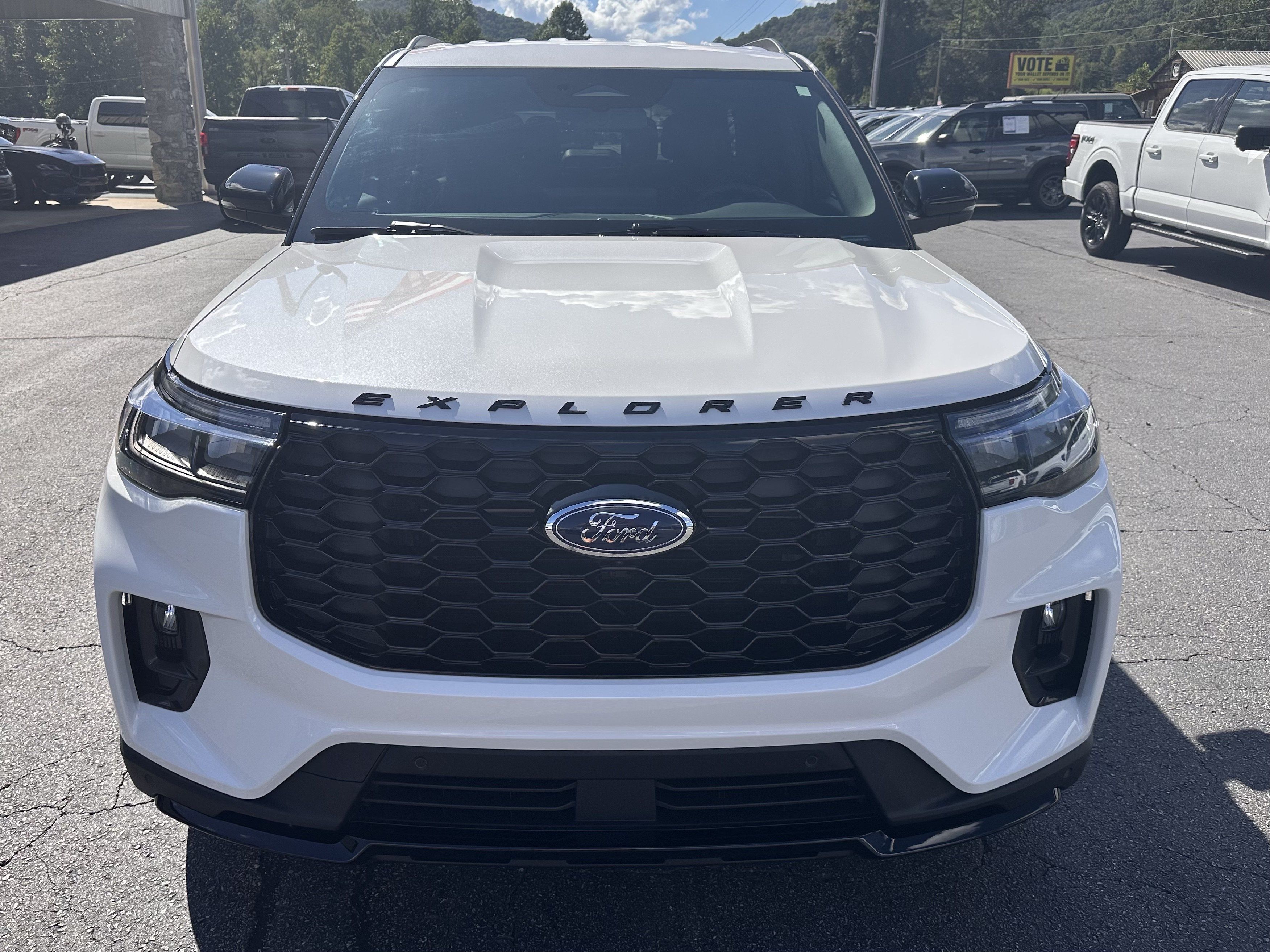 Used 2026 Ford Explorer ST-Line w/ ST-Line Street Pack RWD image 3