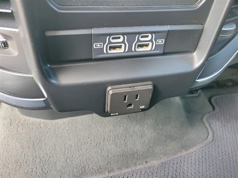 Used 2024 RAM 1500 Laramie AWD/4WD image 12