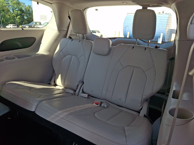 Used 2017 Chrysler Pacifica Touring-L FWD image 13