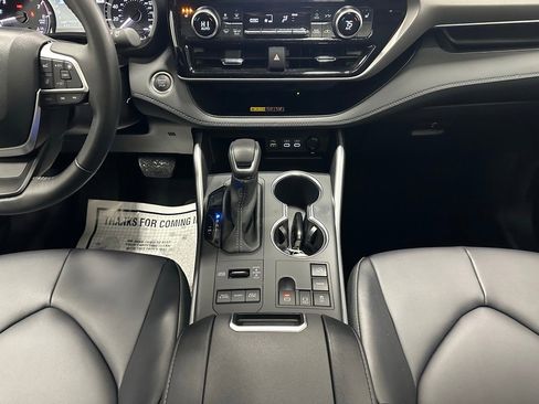 Used 2025 Toyota Highlander XLE image 40