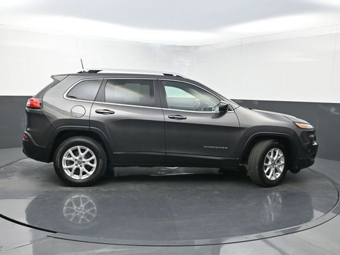 Used 2018 Jeep Cherokee Latitude Plus image 38