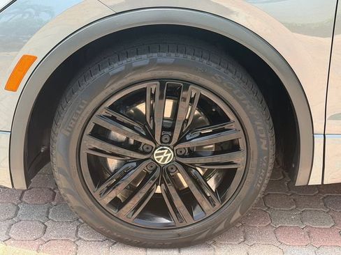Certified 2022 Volkswagen Tiguan SE R-Line FWD image 11