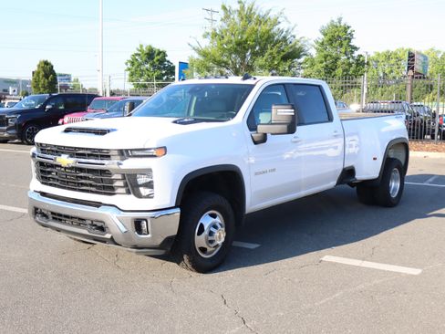 Used 2024 Chevrolet Silverado 3500 LT w/ Convenience Package AWD/4WD image 16
