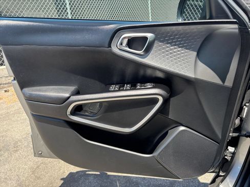 Used 2025 Kia Soul LX w/ LX Technology Package FWD image 18