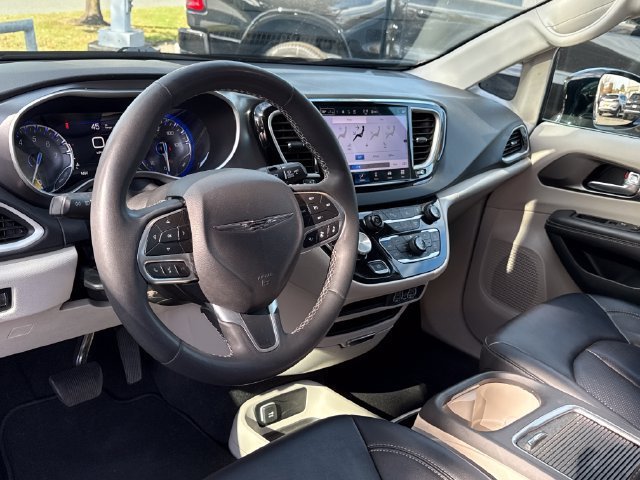 Used 2024 Chrysler Pacifica Touring-L FWD image 14