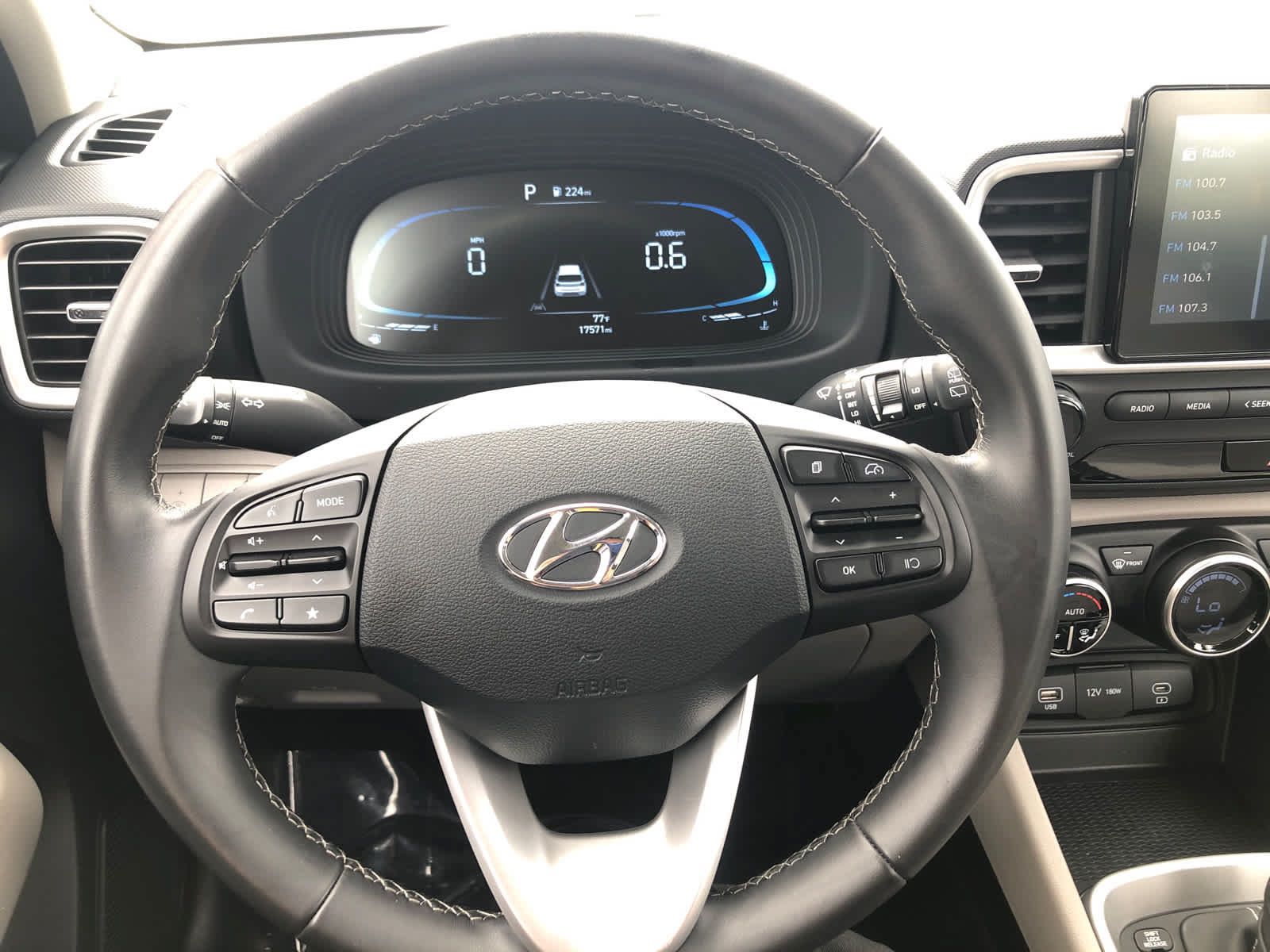 Certified 2025 Hyundai Venue SEL FWD image 9