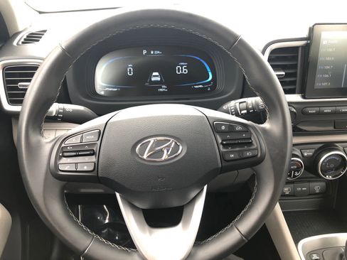 Certified 2025 Hyundai Venue SEL FWD image 9