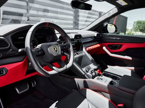 Used 2023 Lamborghini Urus S AWD/4WD image 2