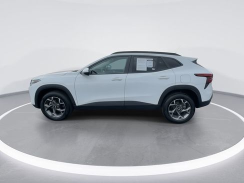 Used 2025 Chevrolet Trax LT w/ LT Convenience Package image 5