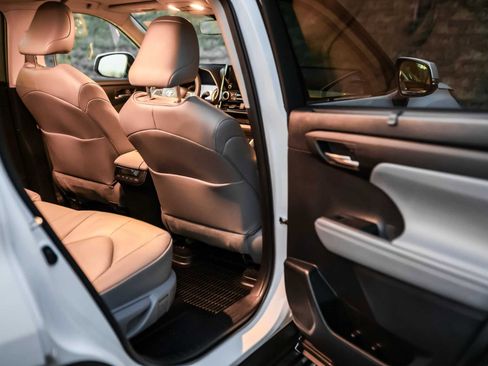 Certified 2023 Toyota Highlander XLE image 18