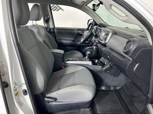 Used 2016 Toyota Tacoma SR5 w/ SR5 Appearance Package (SN) AWD/4WD image 8