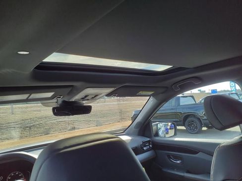 Used 2025 Honda Pilot TrailSport image 11