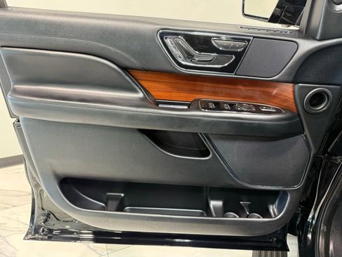 Used 2018 Lincoln Navigator Select image 11