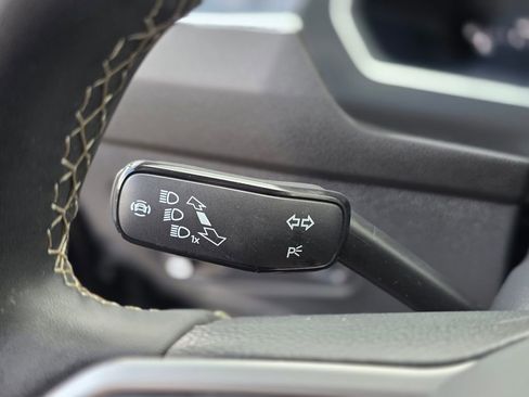 Used 2024 Volkswagen Tiguan SE image 38