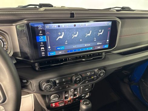 Certified 2025 Jeep Wrangler Unlimited Rubicon w/ Convenience Group AWD/4WD image 31
