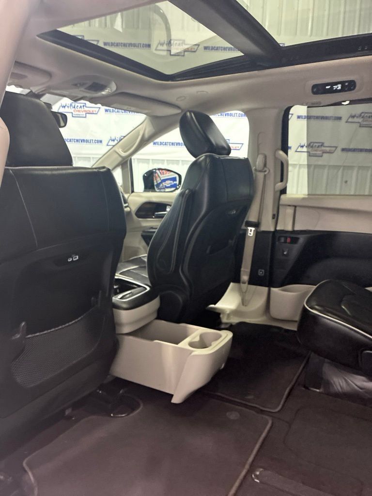 Used 2023 Chrysler Pacifica Limited FWD image 33