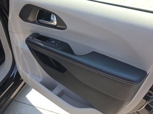 Used 2024 Chrysler Pacifica Touring-L FWD image 29
