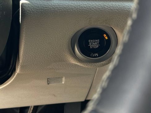 Used 2024 Chrysler Pacifica Limited FWD image 15