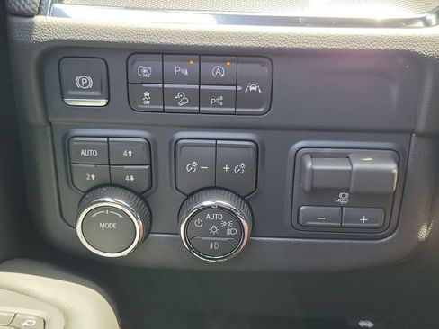 Used 2026 Chevrolet Suburban RST w/ Comfort Package AWD/4WD image 18