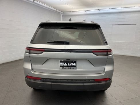 New 2025 Jeep Grand Cherokee Altitude image 4