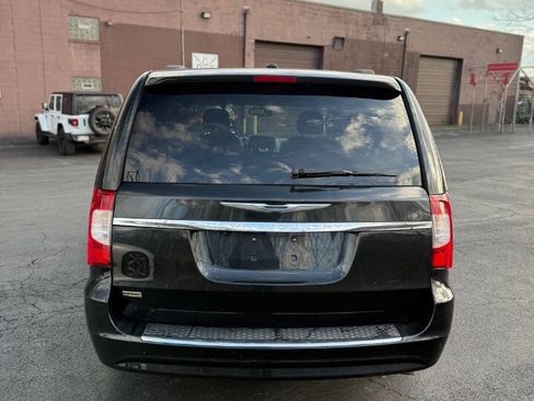 Used 2014 Chrysler Town & Country Touring FWD image 6