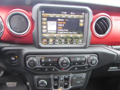 Used 2022 Jeep Wrangler Unlimited Rubicon w/ Cold Weather Group image 21