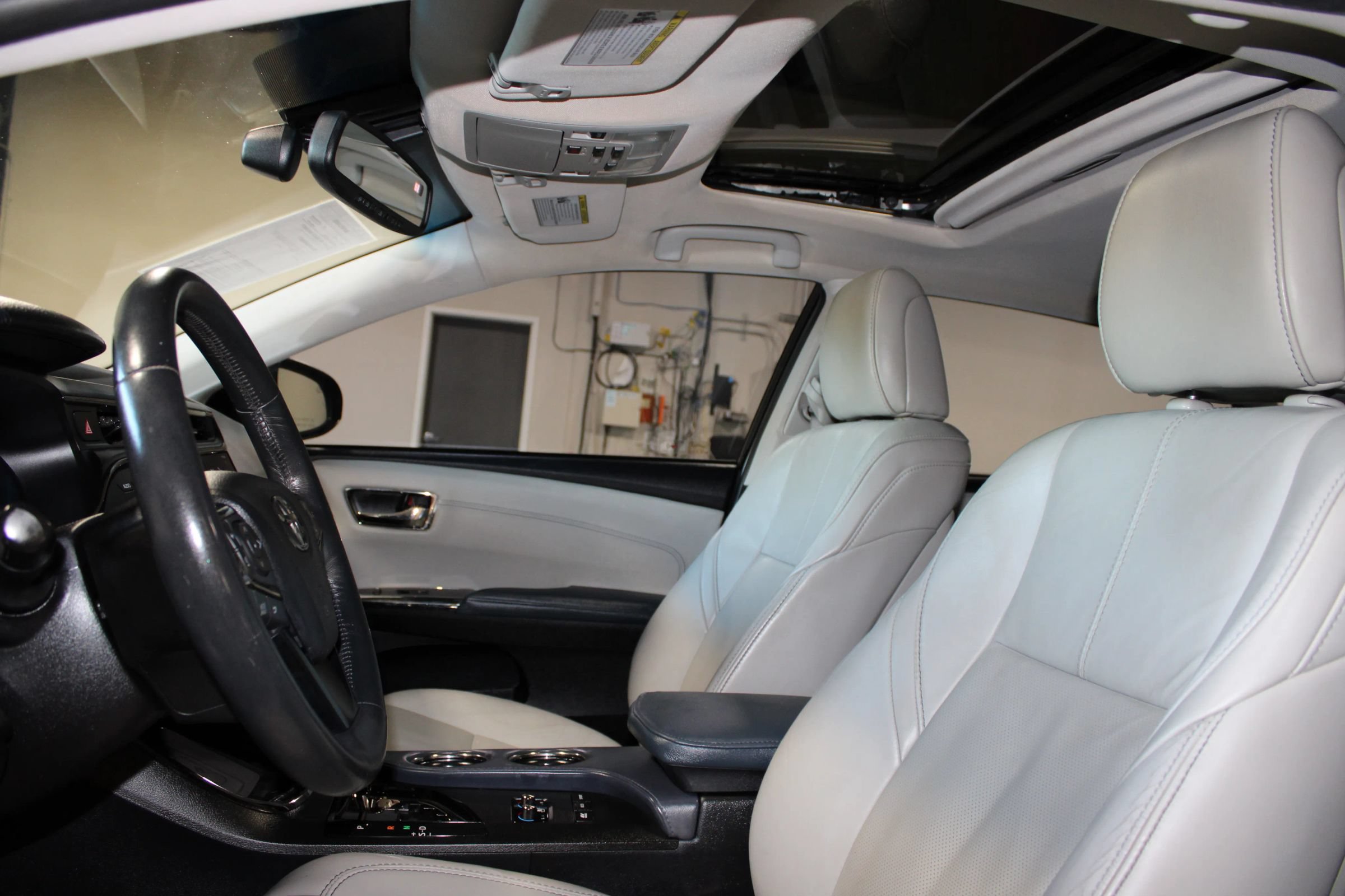 Used 2015 Toyota Avalon Limited w/ Technology Package FWD image 28