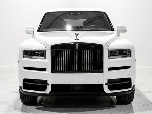 Used 2022 Rolls-Royce Cullinan Black Badge image 2