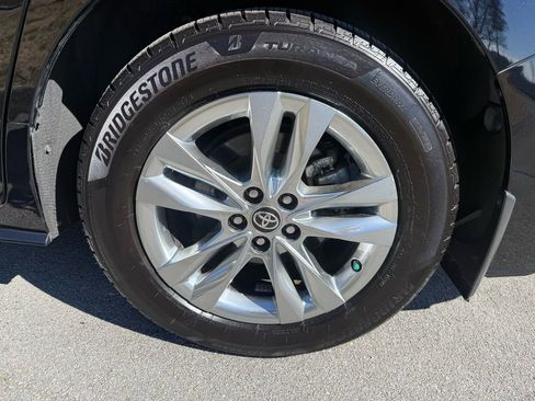 Used 2021 Toyota Sienna Limited image 12