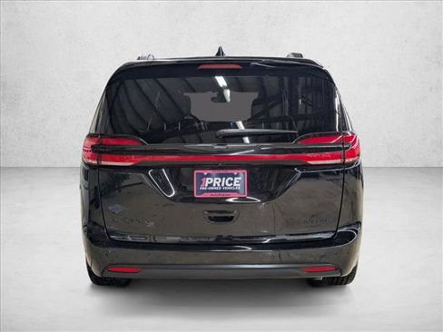Used 2025 Chrysler Pacifica Limited image 6