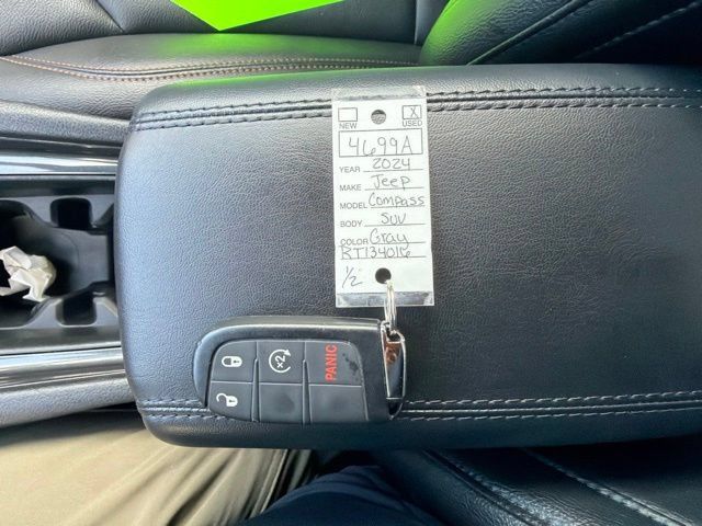 Used 2024 Jeep Compass Latitude AWD/4WD image 28