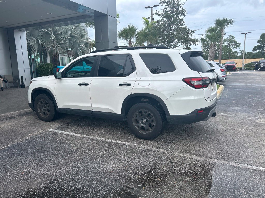 Used 2025 Honda Pilot TrailSport image 4