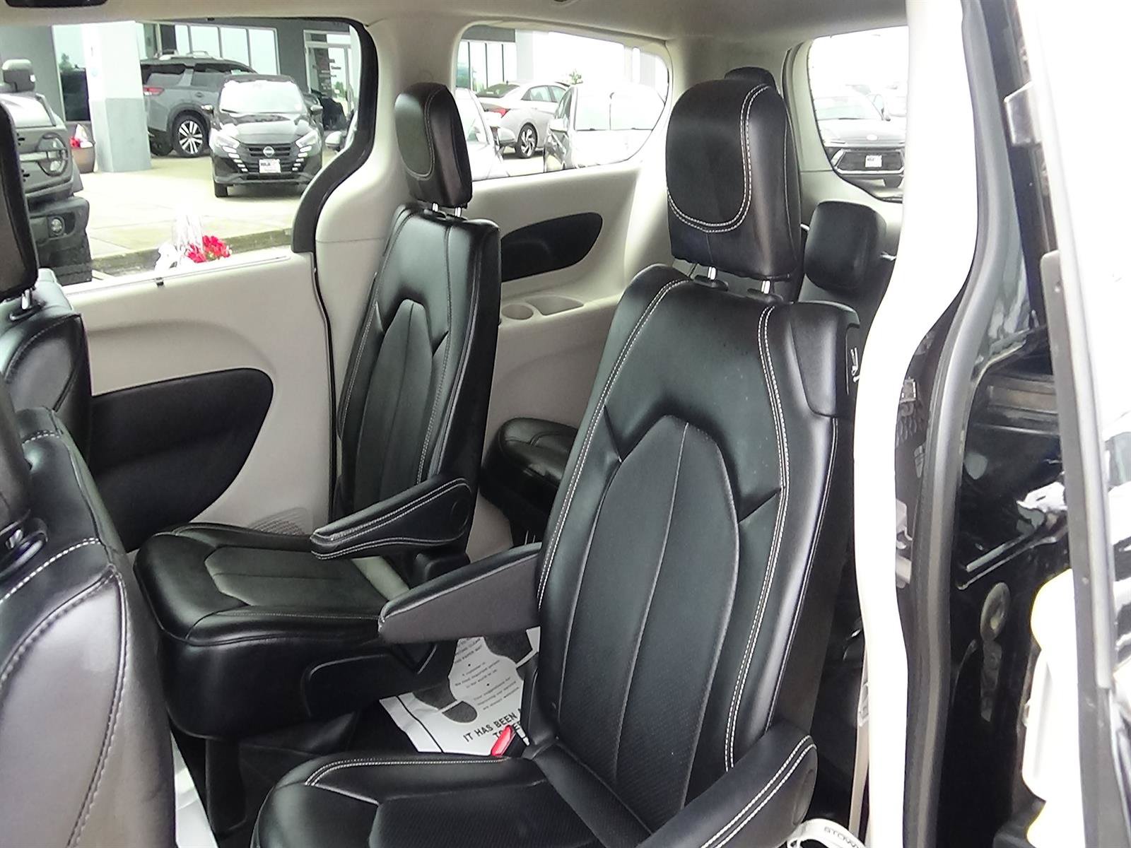 Certified 2024 Chrysler Pacifica Touring-L FWD image 11
