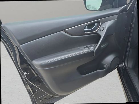 Used 2021 Nissan Rogue Sport S image 10