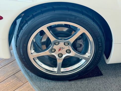 Used 2001 Chevrolet Corvette Convertible w/ Preferred Equipment Group2 image 18