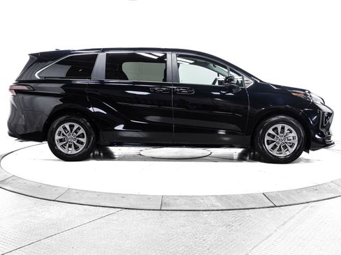 Certified 2026 Toyota Sienna LE image 13