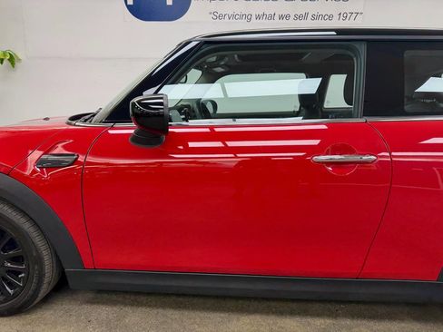 Used 2022 MINI Cooper 2-Door Hardtop w/ Premium Package image 9