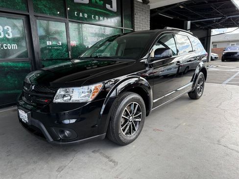 Used 2019 Dodge Journey SE w/ Premium Group image 1