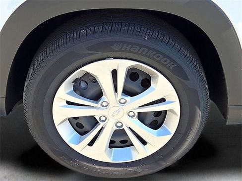 Certified 2025 Chevrolet Trax LS image 9