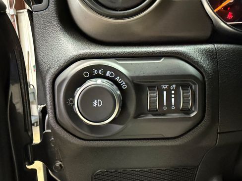 Used 2019 Jeep Wrangler Sport AWD/4WD image 13