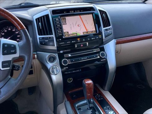Used 2015 Toyota Land Cruiser image 7
